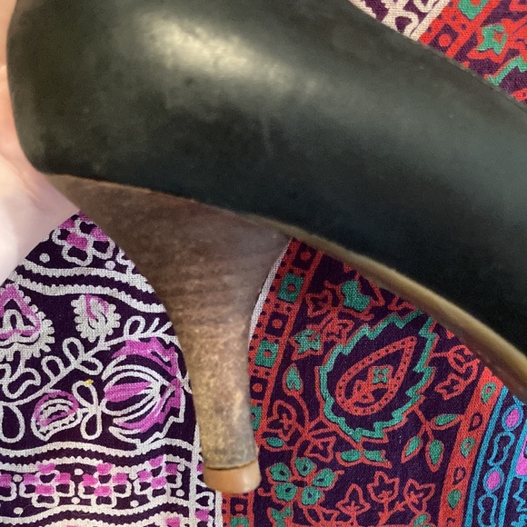 Size 8.5 (I believe) Aerosole Leather Open Toe Pumps w Wooden Heel - Picture 8 of 12